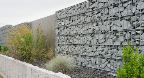 Gabionenwand mit Gräsern und Bepflanzung