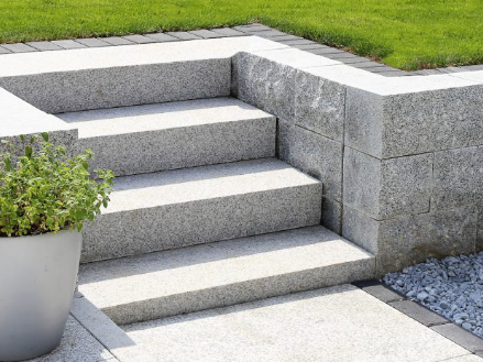Außentreppe aus Granit mit Pflanzgefäß